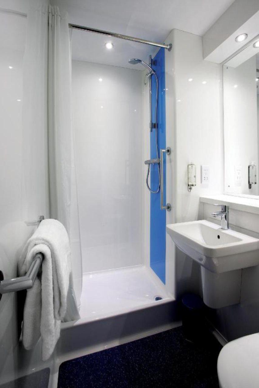 Travelodge Cardiff Central Exterior photo