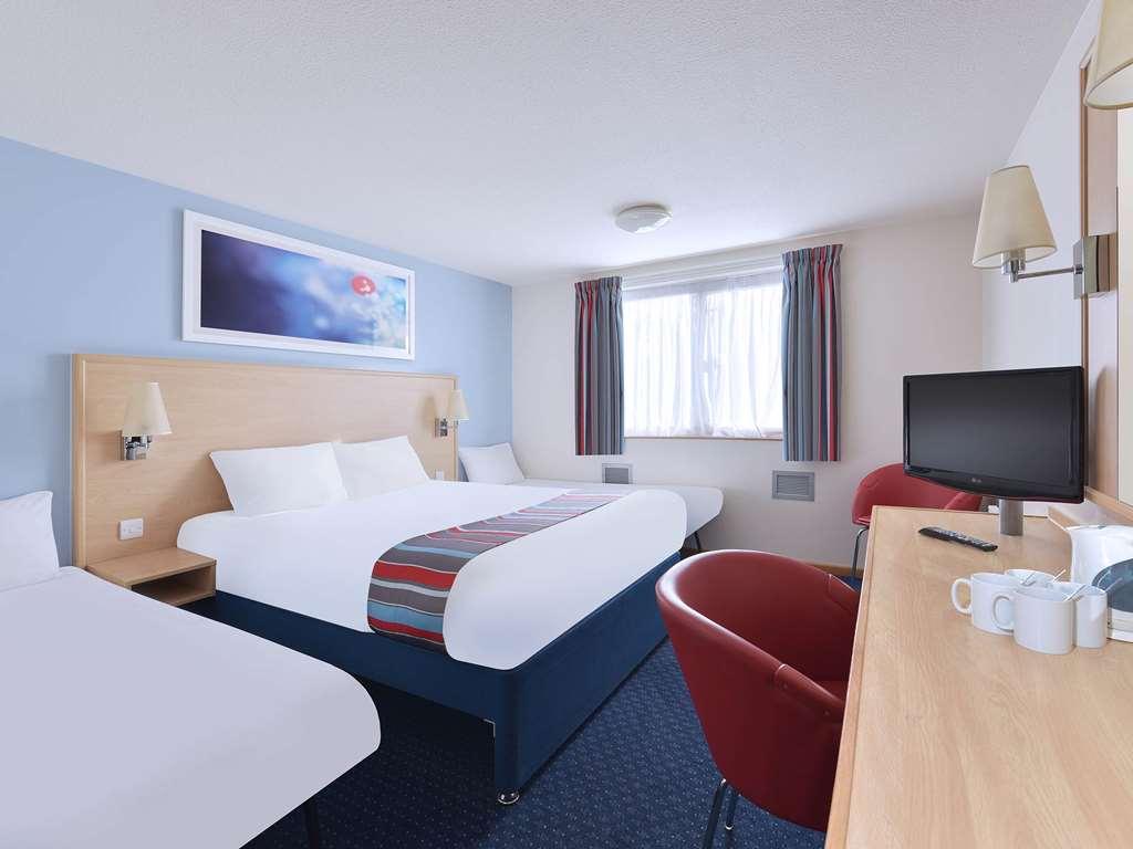 Travelodge Cardiff Central Room photo