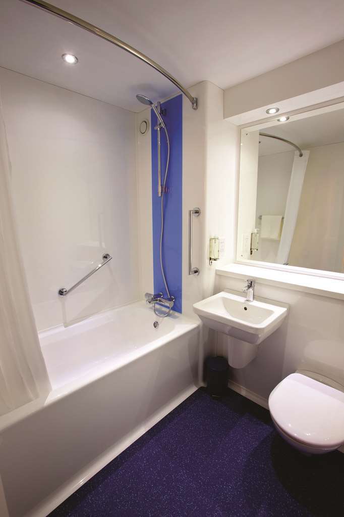 Travelodge Cardiff Central Room photo