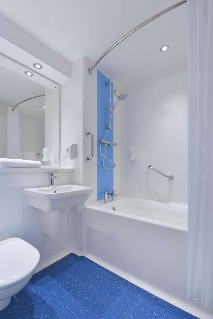 Travelodge Cardiff Central Room photo